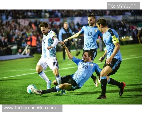 现役足球明星的魅力与风采:帅气球员们的场上场下生活揭秘