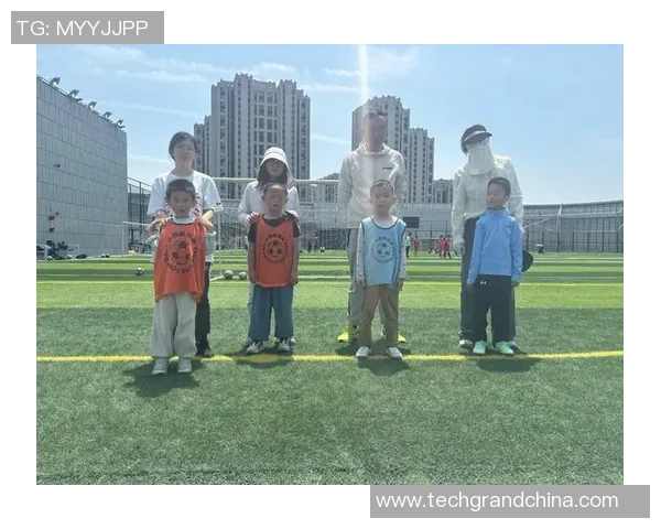 足球明星与女儿的温馨瞬间可爱照片展现亲子情深